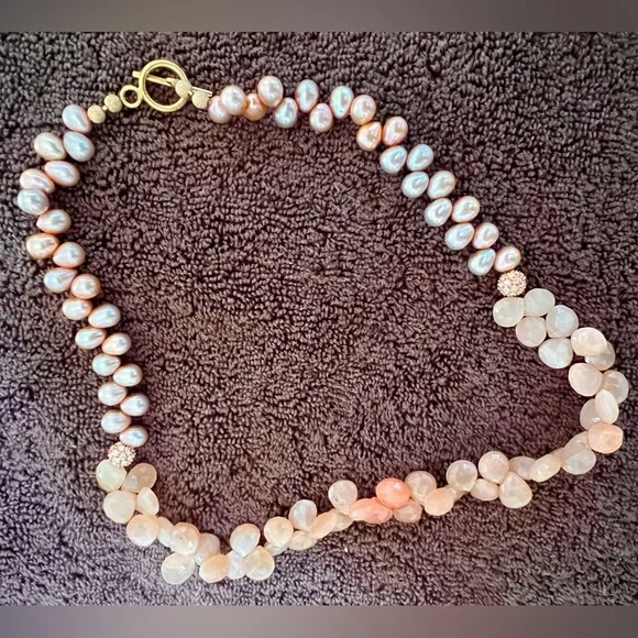 Elegant Pink Pearl & Rose Quartz (faux) Beaded Necklace. - Picture 3 of 4